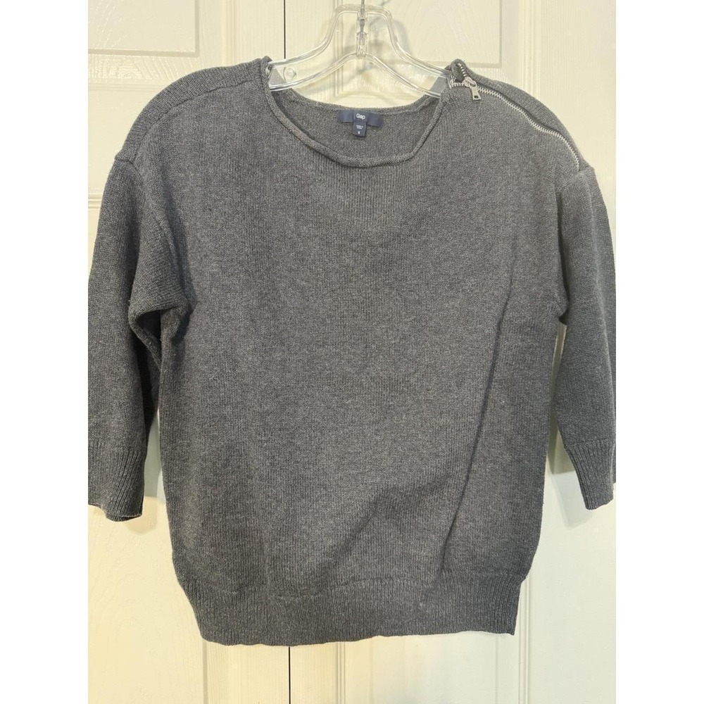 GAP WOMENS SWEATER